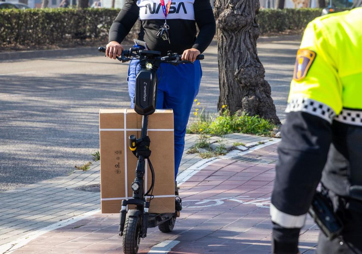 La Policía Local de Benidorm pone en su punto de mira a los repartidores que usan patinetes eléctricos