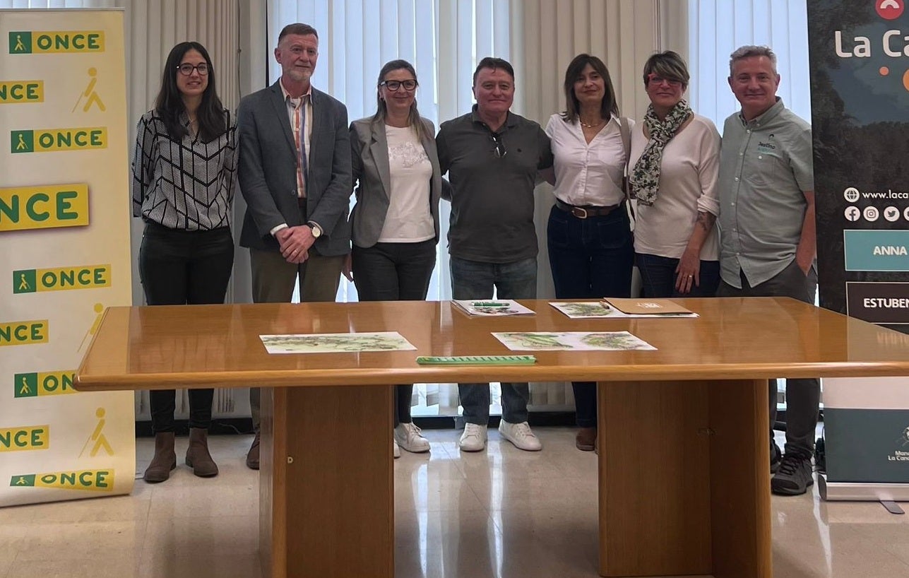 Arriba, momento de la presentación de las rutas en la sede de la ONCE de Xativa. Abajo, recorrido por una de las rutas.