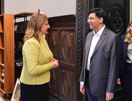 La alcaldesa Mª José Catalá deperta con Viswanathan Anand.