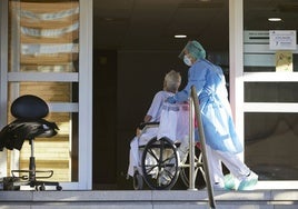Una sanitaria y un paciente en la antigua Escuela de Enfermería de Valencia.