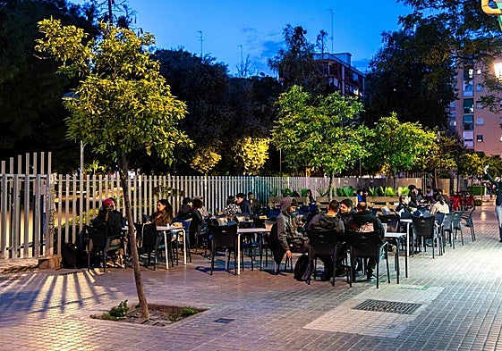 Terrazas de los bares de la plaza del Cedro.