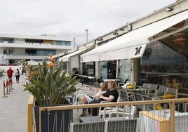 Locales y restaurantes de la Marina Real abiertos pese al aviso de cese de actividad.