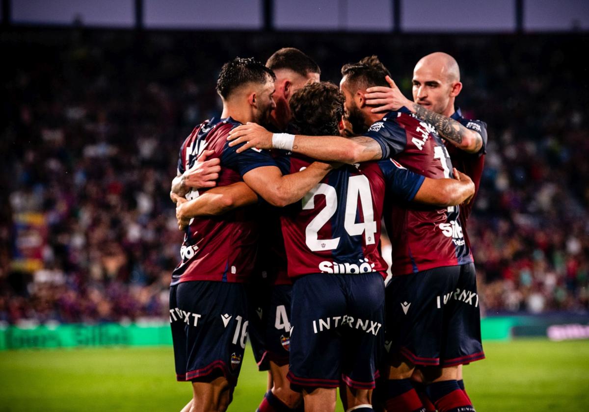 Los jugadores del Levante celebran el único gol del encuentro.