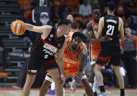 Jones defiende a Ferrando durante el partido de la primera vuelta en la Fonteta entre el Valencia Basket y el Girona.