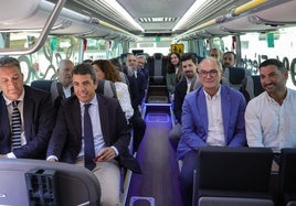Mazón y Martínez Mus junto a los alcaldes en la presentación del servicio.