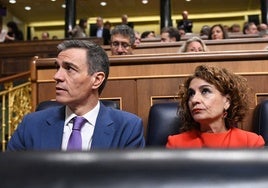 Pedro Sánchez y María Jesús Montero, en el Congreso de los Diputados.