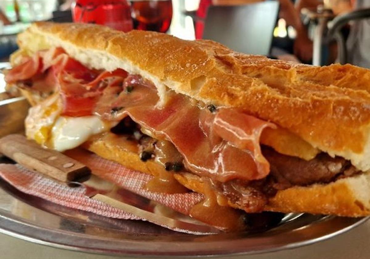 Imagen principal - El bar donde ser fiel se premia con el nombre del cliente en un bocadillo