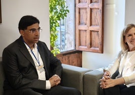 Viswanathan Anand y Pilar Bernabé, durante la recepción.