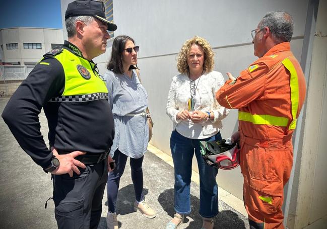 La alcaldesa de Torrent, Amparo Folgado (d), junto a responsables del dispositivo.