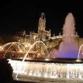 Fuente iluminada en la plaza del Ayuntamiento en una imagen de archivo.