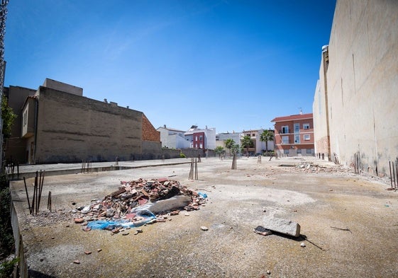 Viviendas de la Sareb a mitad de construir en la calle Sant Miquel de Vilamarxant.
