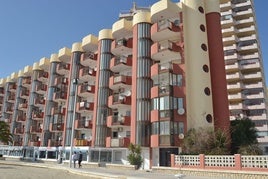 Un edificio levantado en primera línea de playa en Calp.