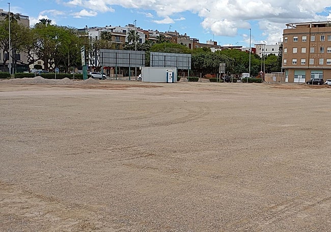 Parcela que acogerá los barracones del Orba, aún sin montar.