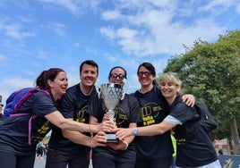 Parte de la familia Muñoz Fambuena, con el trofeo de familia más numerosa en 2024.