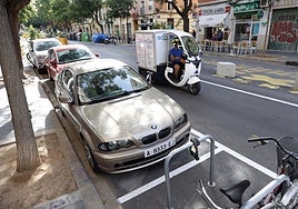 Plazas de aparcamiento en el barrio.
