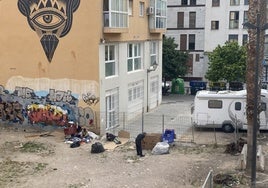 Solar de la calle Torno del Hospital, con personas sin hogar.