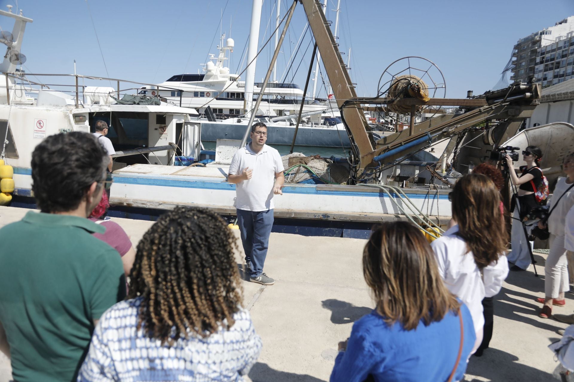 Imagen secundaria 1 - Los participantes disfrutando de la subasta de pescado, cociendo un barco de arrastre y en el Museu de la Mar. 