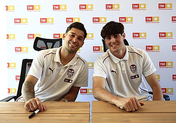 Hugo Duro y Javi Guerra, esta tarde de viernes en la firma de autógrafos organizado por el patrocinador del Valencia.