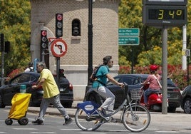 Una persona en bici en Valencia.