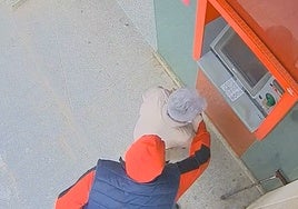 Detenido un hombre que atracó a una mujer de 79 años cuando sacaba dinero en un cajero en Requena