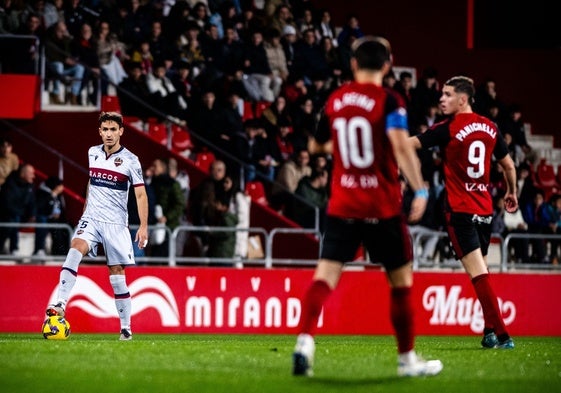 Elgezabal controla un balón, durante el partido contra el Mirandés.