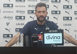 Carlos Corberán, durante la rueda de prensa celebrada en la Ciudad Deportiva de Paterna