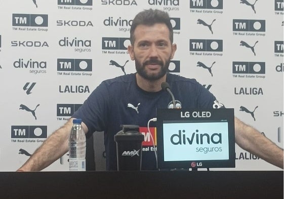Carlos Corberán, durante la rueda de prensa celebrada en la Ciudad Deportiva de Paterna