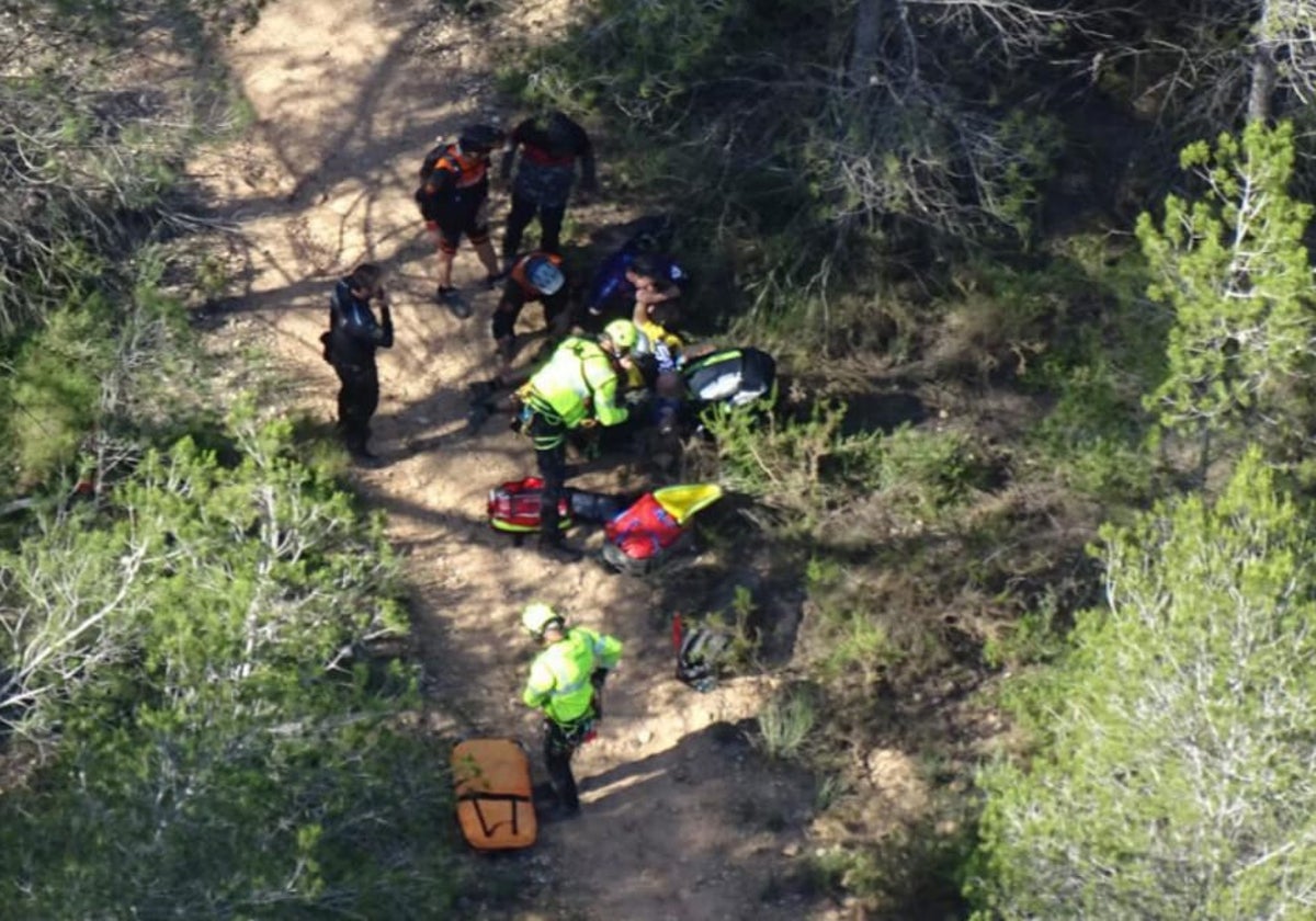 Bomberos y policías prestan auxilio al ciclista herido en Paterna.