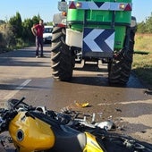 Policías locales. bomberos y sanitarios junto al helicóptero que ha trasladado al ciclista herido en Paterna.