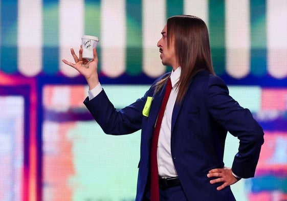 Tommy Cash interpreta 'Espresso Macchiato'.