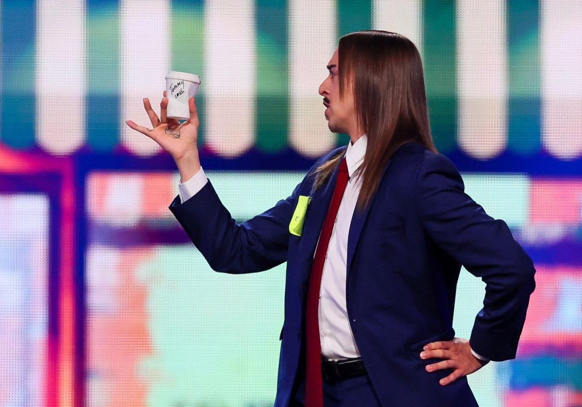 Tommy Cash interpreta 'Espresso Macchiato'.