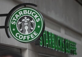 Una tienda de Starbucks en una imagen de archivo.