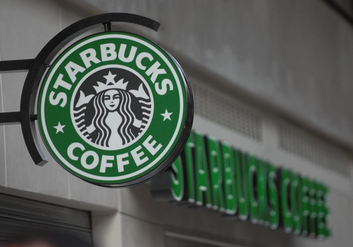 Una tienda de Starbucks en una imagen de archivo.
