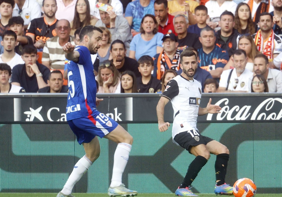 La afición del Valencia se despide de su capitán Gayá