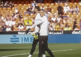 Mamardashvili y Jaume Doménech, antes del partido frente al Athletic.