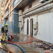 Un efectivo de los bomberos, durante la extinción del fuego.