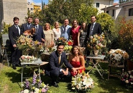 Miguel Teus y María Valero, acompañados de su familia y rodeados de flores, en un escenario único.