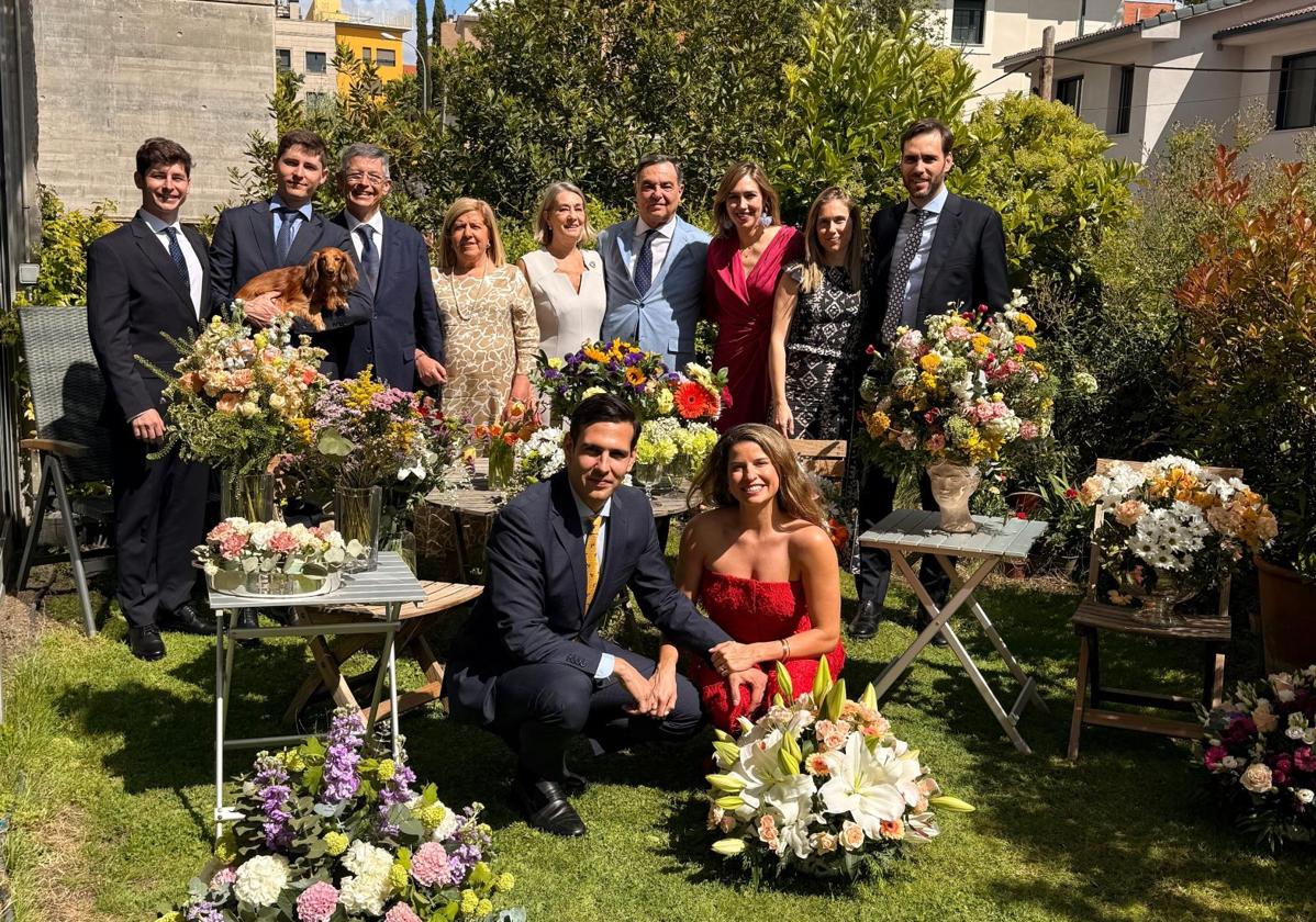 Miguel Teus y María Valero, acompañados de su familia y rodeados de flores, en un escenario único.