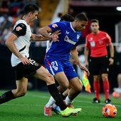 Tárrega y Maroan, en una disputa durante el partido.