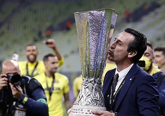 Emery celebra la Europa League conquistada por el Villarreal en la temporada 2021.