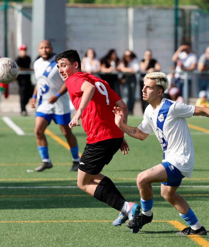 Imagen secundaria 2 - Arriba la afición local. Josué, el crack del Camporrobles. Y un lance del partido.
