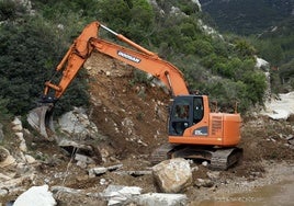 Reparació de un camino forestal en Chiva el pasado abril.