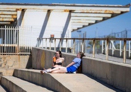 Dos turistas al sol en Valencia este lunes.