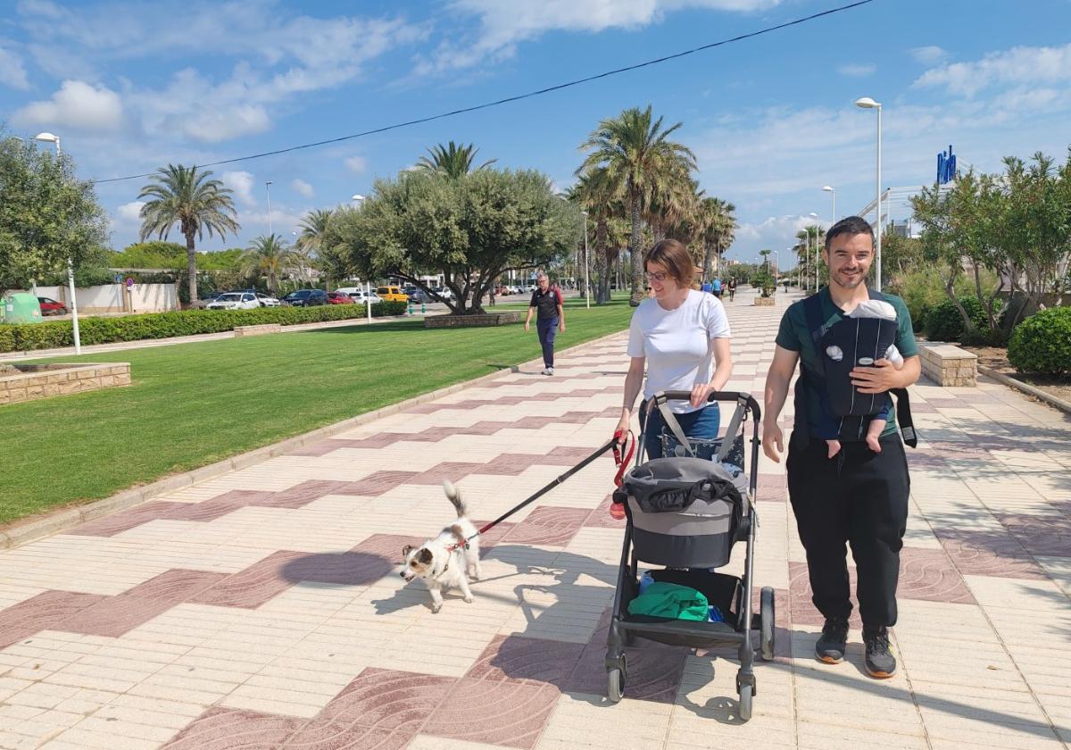 Una familia pasea con su mascota por las calles de Canet d'en Berenguer.