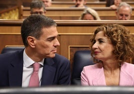 Pedro Sánchez y María Jesús Montero, en el Congreso de los Diputados.