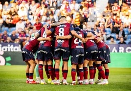 Los jugadores del Levante se dan las últimas consignas antes del partido contra el Albacete del pasado viernes.