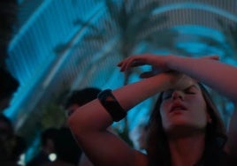 Ivana Baquero en su papel de Maje, durante una salida nocturna de fiesta en el Umbracle de Valencia.