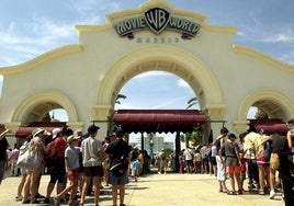 Visitantes hacen cola en Parque Warner Madrid, imagen de archivo.
