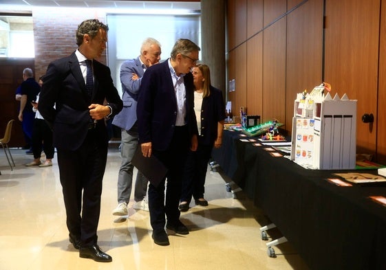 Las autoridades presentes en el acto observan los trabajos finalistas.
