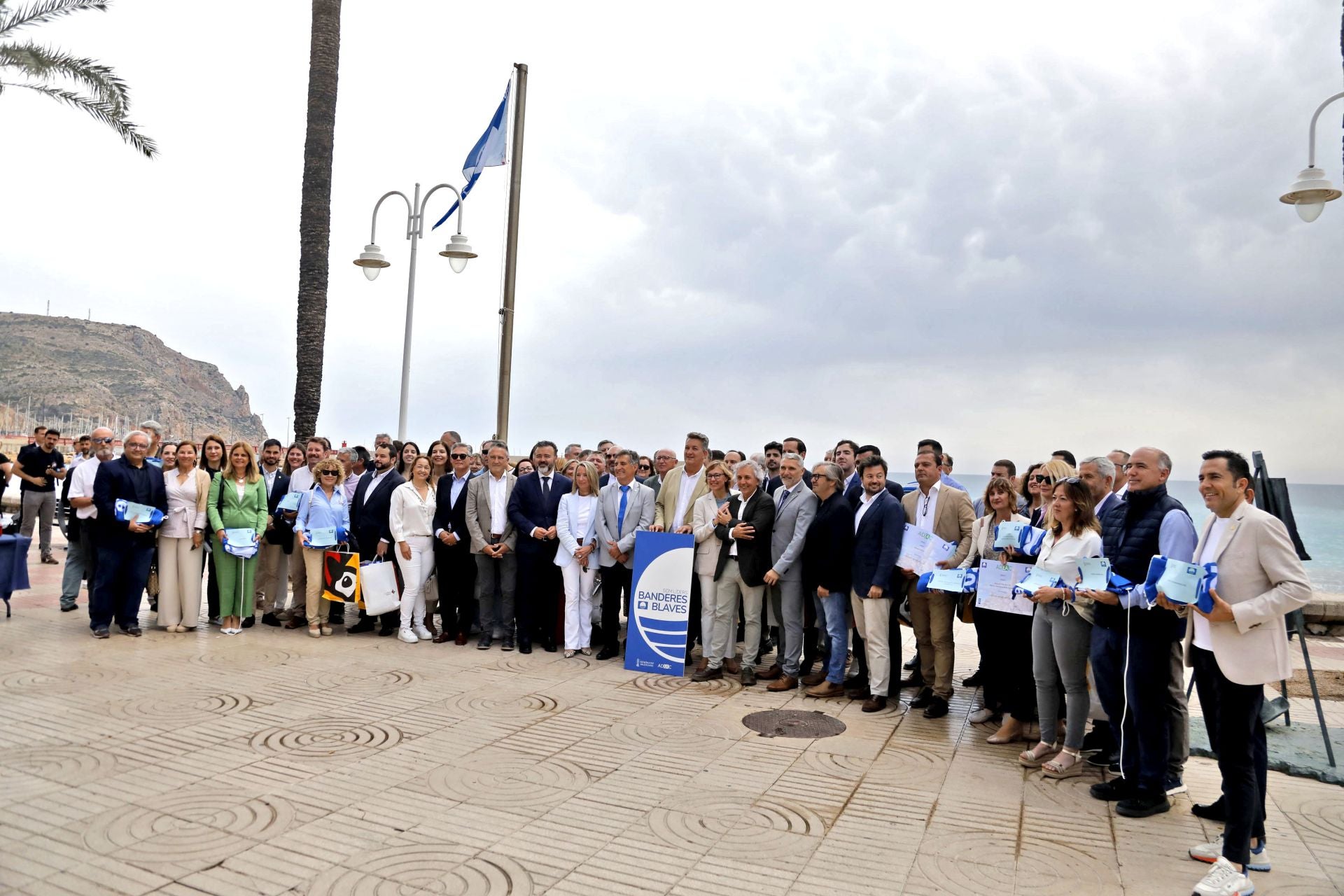 Imagen principal - Estampas del acto de entrega de banderas azules de la Comunitat y la izada en la playa de La Grava a cargo de la alcaldesa de Xàbia.